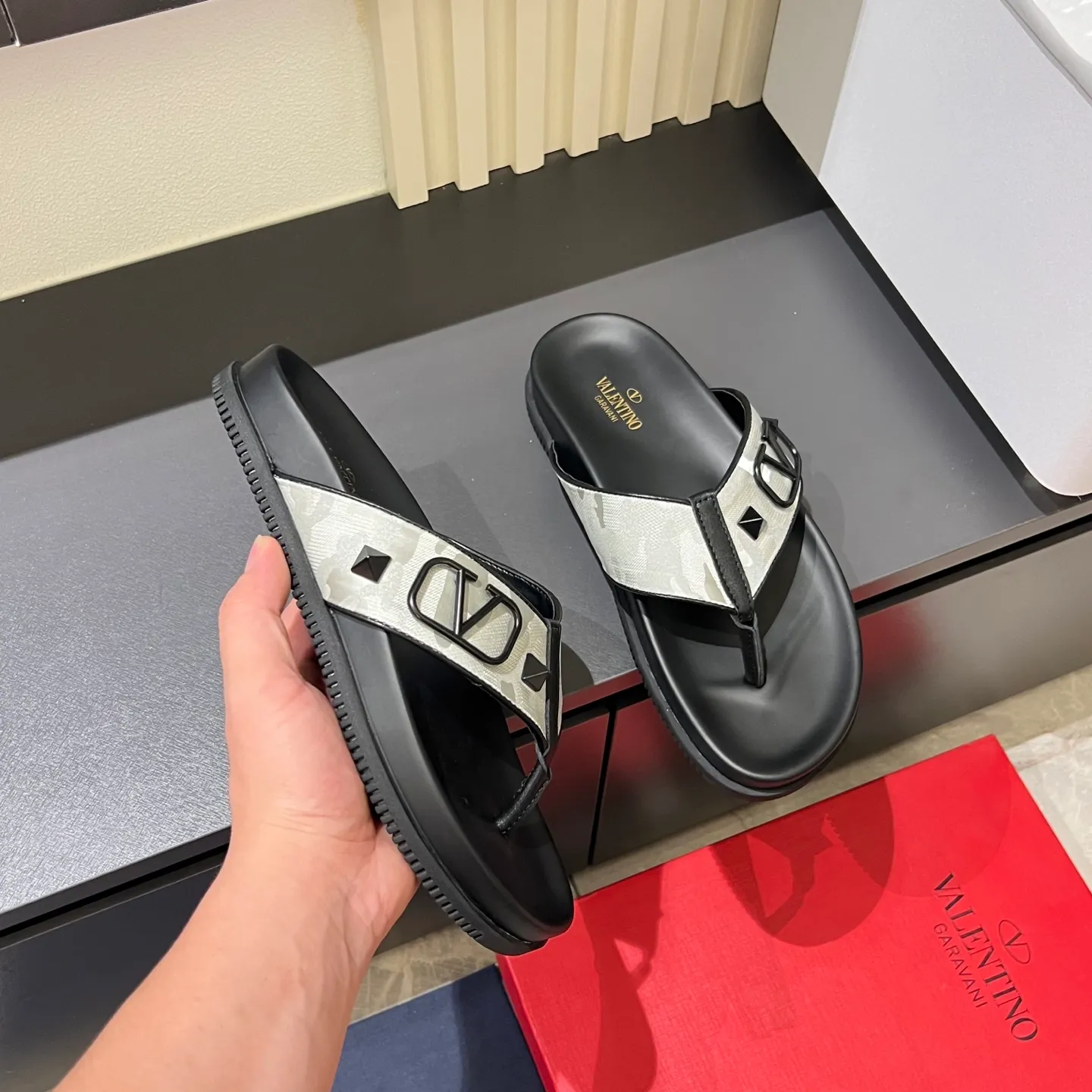 p300《VALENTINO》Warren Men🧍‍♂️Spring and Summer New Style. Cowhide logo flat slippers, elegant sandals, the same style worn by celebrities, original molding, imported calfskin. Rubber outsole. Soft and durable, full set of counter packaging, 38-44!